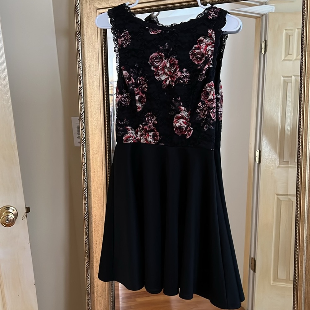 Francesca’s Dress Fit and Flare Sz Small - like new Lace accents